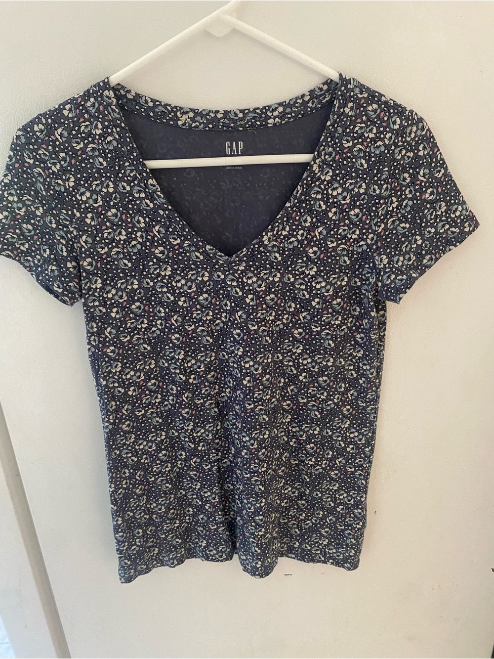 GAP Navy V‑Neck Short Sleeve Tee with Pink & White Floral Print